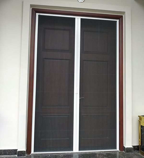 Cửa lưới chông muỗi được sử dụng làm cửa phụ trong cửa chính ngôi nhà