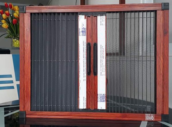 Cửa lưới chống muỗi, chống côn trùng dạng xếp cửa sổ  2 cánh màu vân gỗ