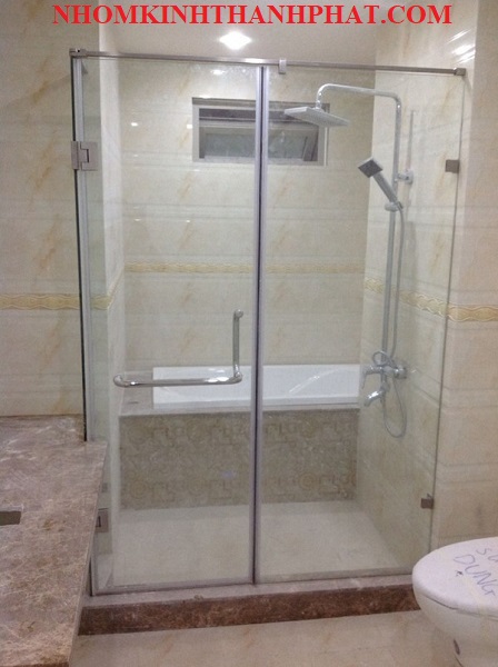 Phòng tắm kính với thiết kế nhỏ gọn đơn giản